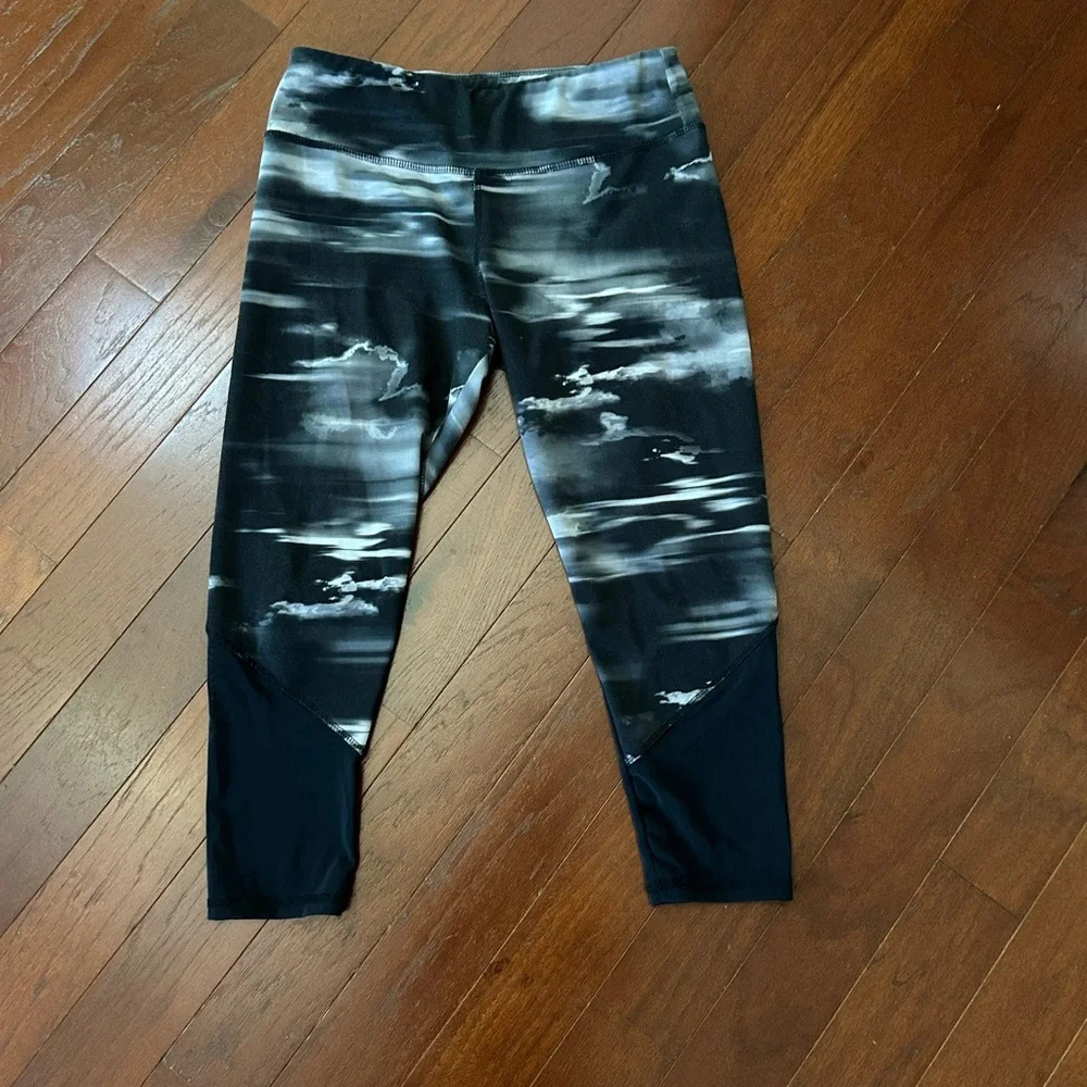Lululemon black abstract cropped legging size 6 mesh bottom - Picture 2 of 8